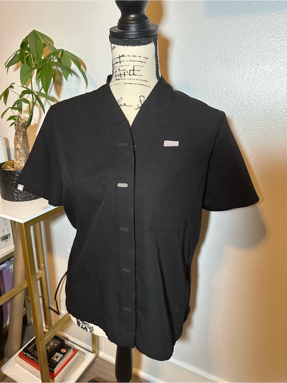 FIGS Suswe Classic Shawl Collar Scrub Top Black Size S Sold Out